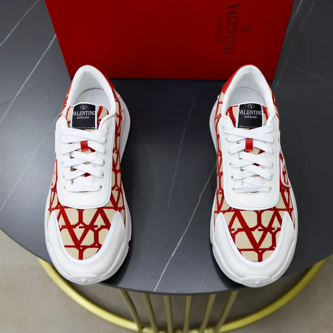 Men's shoes 💰480💰VALENTINO/Valentino 2024s men's latest low-top thick-soled sports shoes are shipped. Made with heavy industry, men's fine casual sports shoes, versatile style. Original leather, rubber lines embellished with geometric segmented uppers, hand-sewn, novel and fashionable, rubber soles with rivet details on the front and back, VALENTINO GARAVANI LOGO printed on the side, and Valentino decorative inlay on the tongue. Garavani Logo, comfortable, breathable and durable! Comes with full original packaging! Code number: 38-39-40-41-42-43-44 (45 can be customized)